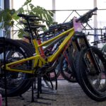 Fahrräder der Marke Scor im Raum von Bike Peak